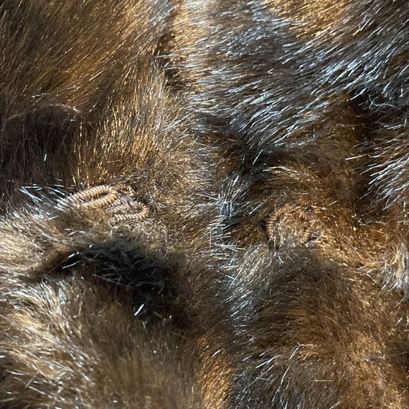 Fabulous Furs For Animal Lovers Faux Fur Vest: Size Large - Picture 9 of 9